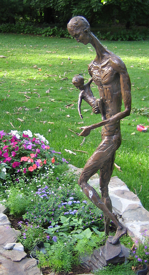 Family Discovering Nature, a 2005 bronze sculpture by James Peniston. Private collection, St. Louis, Missouri
